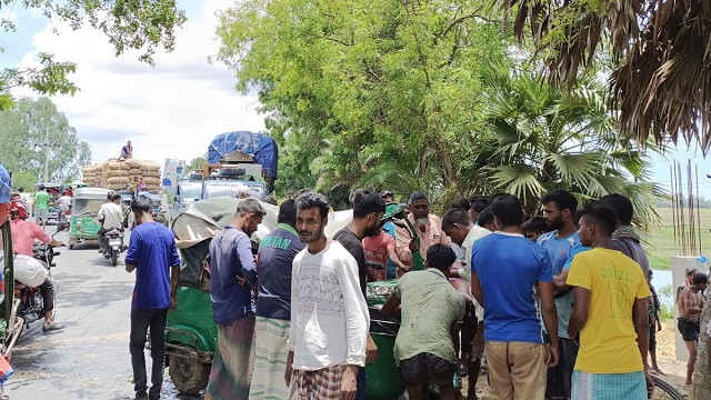 যাত্রাবাড়ীতে বাস-কাভার্ড ভ‍্যানের সংঘর্ষে পথচারী নিহত