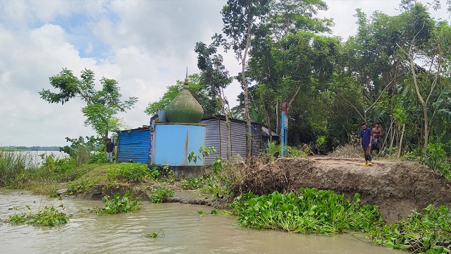 আড়িয়াল খাঁ নদের ভাঙনে যোগাযোগ বিচ্ছিন্ন ৫ গ্রাম