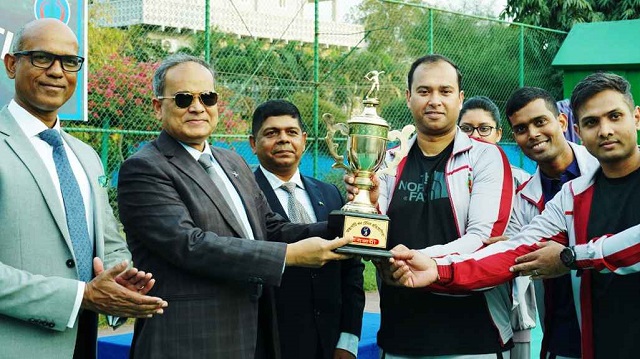 বিজয়ীদের হাতে পুরস্কার তুলে দেন সহকারী বিমান বাহিনী প্রধান (পরিকল্পনা) এয়ার ভাইস মার্শাল মু. কামরুল ইসলাম। ছবি: আইএসপিআর।