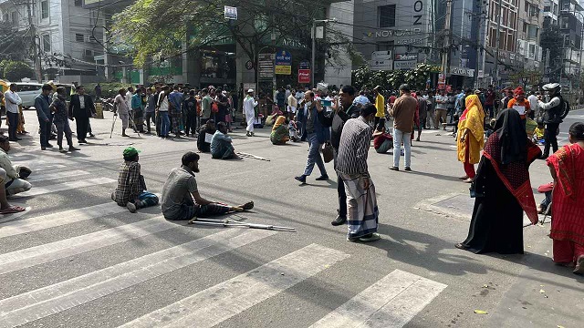 বনানীতে স্বজনদের কবরে শেখ হাসিনার শ্রদ্ধা