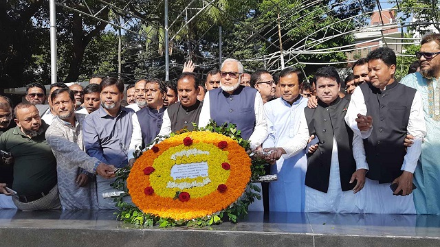 বঙ্গবন্ধুর প্রতিকৃতিতে নৌকার প্রার্থী আবদুস সবুরের শ্রদ্ধা