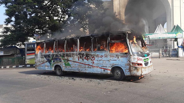 শিকড় পরিবহনের বাসে আগুন