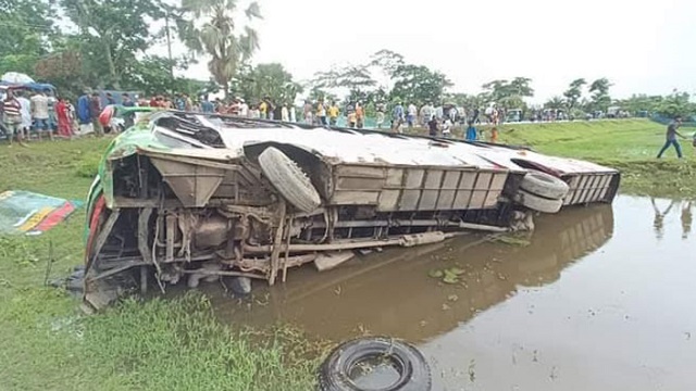 বাস উল্টে খাদে পড়ে নিহত ১, আহত ১৫