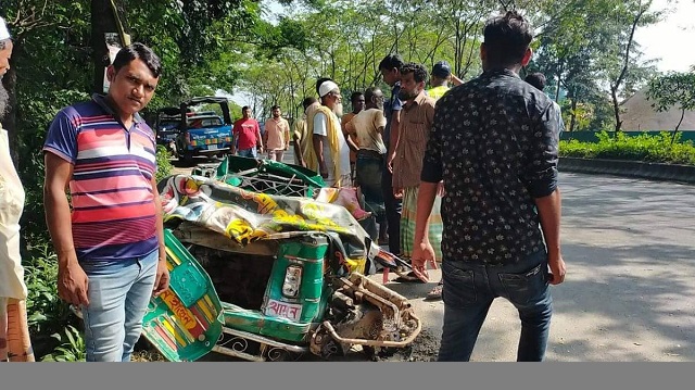 কুমিল্লায় বাসচাপায় প্রাণ গেল ৪ জনের