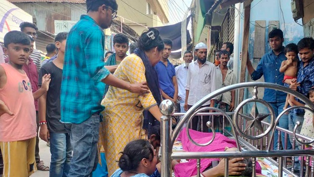 মেয়ের মরদেহ দেখে স্ট্রোক করে মারা গেলেন বাবা