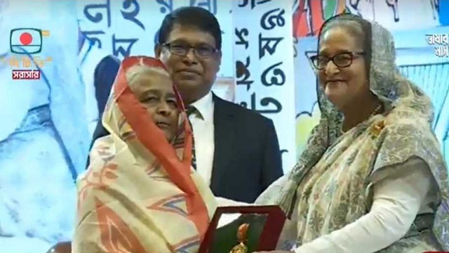 একুশে পদক তুলে দিলেন প্রধানমন্ত্রী