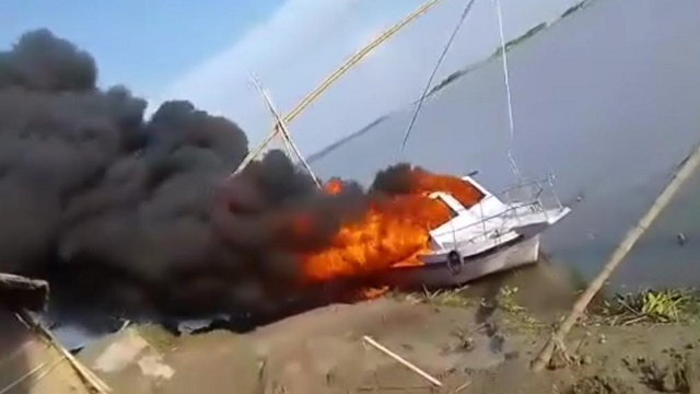 ধরলা নদীতে চলন্ত স্পিডবোটে আগুন 