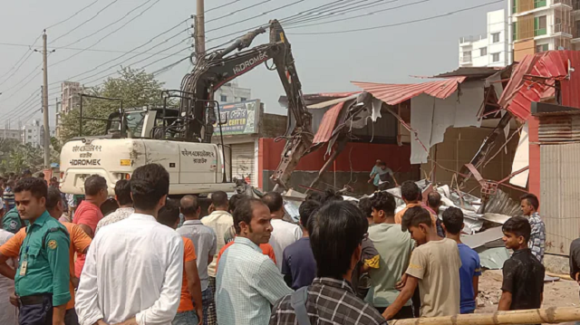 ৩ একর জায়গা উদ্ধার করল রাজউক, শতাধিক দোকান উচ্ছেদ