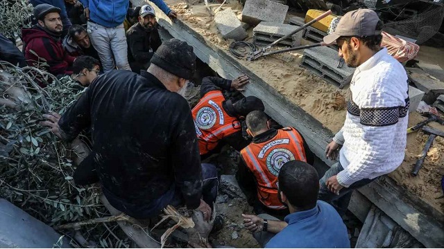 গাজায় নির্বিচারে হামলা অব্যাহত রেখেছে ইসরায়েল। ছবি: আনাদুলু