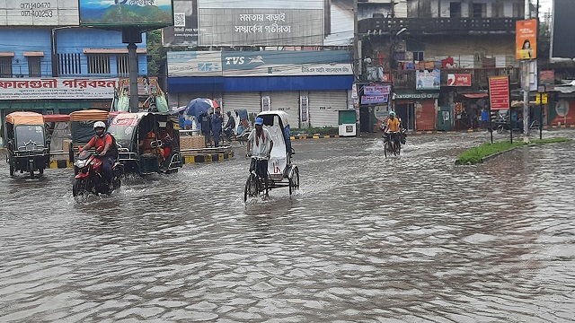 খুলনায় উচ্ছেদ অভিযানে হামলা-গাড়ি ভাঙচুর, আহত ৩