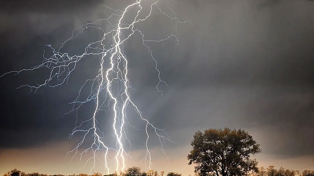 বজ্রপাতে প্রাণ গেল ৬ জনের