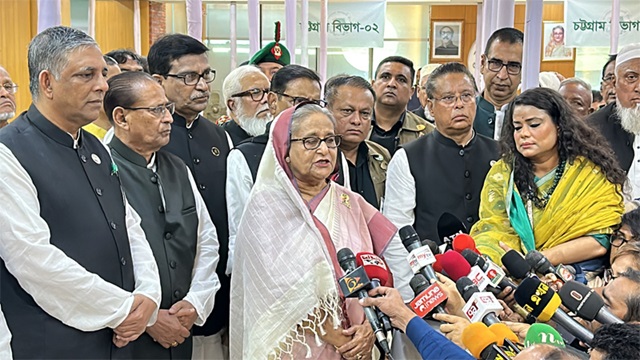 নিজের মনোনয়ন ফরম সংগ্রহ করে গণমাধ্যমের সঙ্গে আলাপকালে প্রধানমন্ত্রী। ছবি-ফোকাস বাংলা
