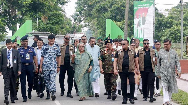 প্রটোকল ভেঙে প্রধানমন্ত্রীর ঈদ শুভেচ্ছা