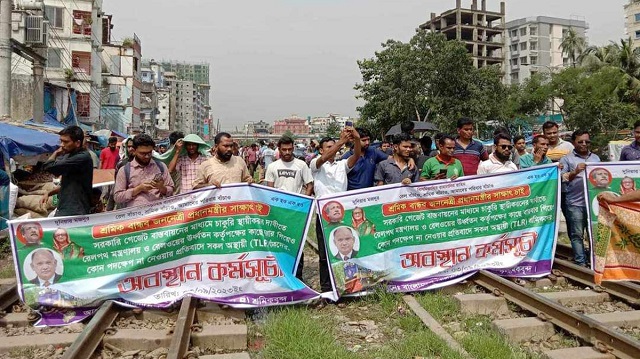 রেল শ্রমিকদের অবরোধ, ঢাকার সঙ্গে সারাদেশের যোগাযোগ বন্ধ