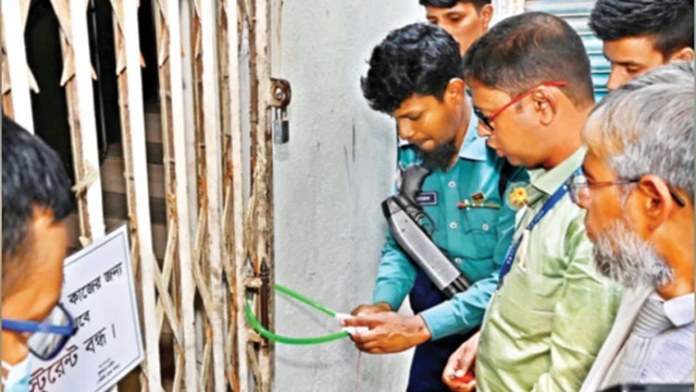 রাজধানীর রেস্টুরেন্টগুলোতে অগ্নির্নিবাপণ ব্যবস্থার ঘাটতি খুঁজতে অভিযান চলছে। গতকাল মঙ্গলবার বেইলি রোডের সুলতান’স ডাইন সিলগালা করে রাজধানী উন্নয়ন কর্তৃপক্ষ। ছবি-সংগৃহীত