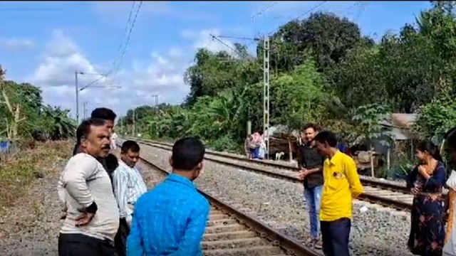 রেললাইনে বসে গেম খেলছিল ২ স্কুলছাত্র, ট্রেনে কাটা পড়ে মৃত্যু