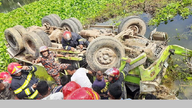 গাজীপুরে মিক্সারবাহী ট্রাক উল্টে রংমিস্ত্রি নিহত