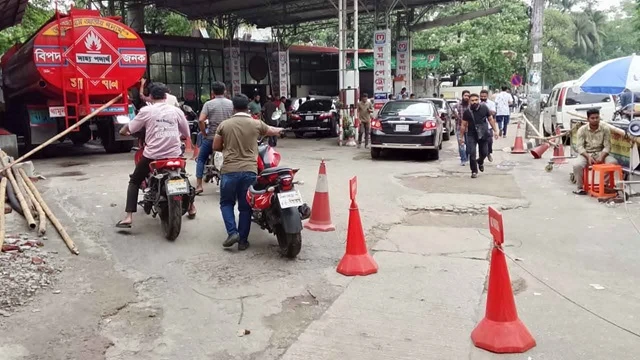 কমে এসেছে পাম্পে গ্রাহকদের লাইন, গতি বাড়ায় ফিরছে স্বস্তি